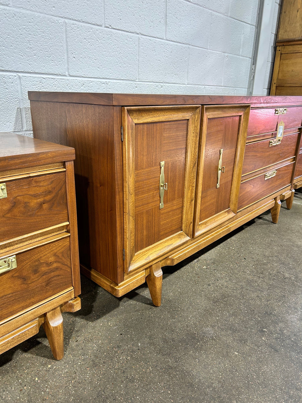 United Furniture Dresser / Credenza - Image 11