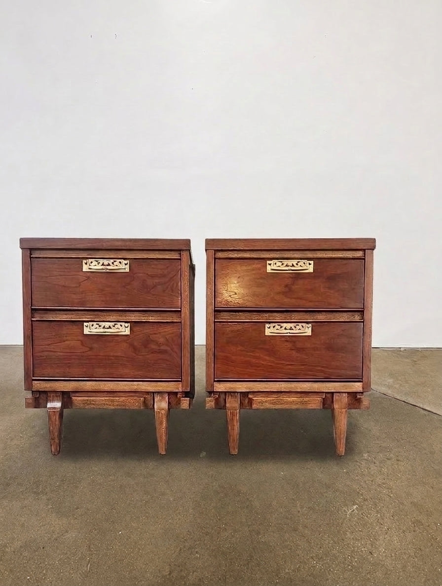 United furniture nightstands pair - Image 1