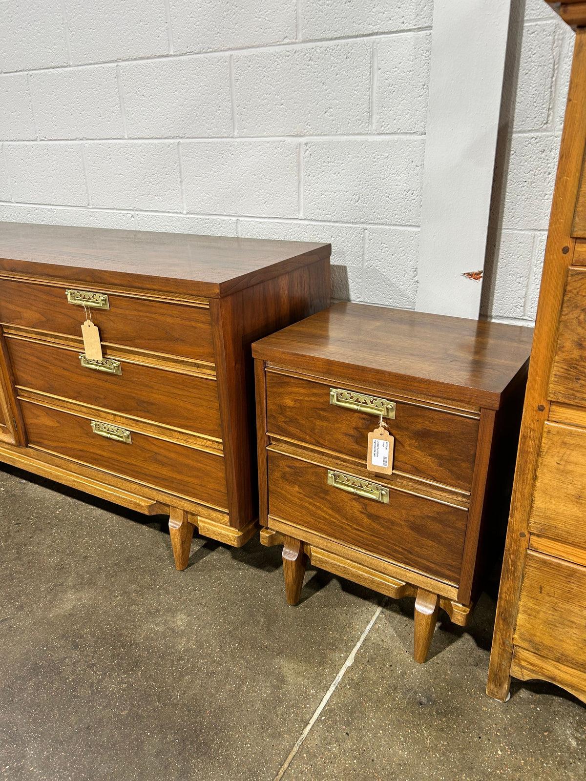 United furniture nightstands pair - Image 4