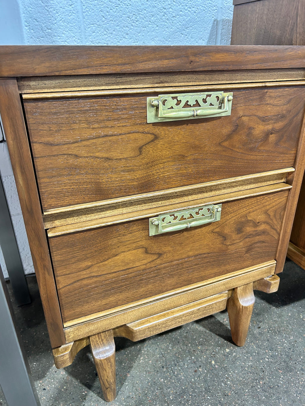 United furniture nightstands pair - Image 5