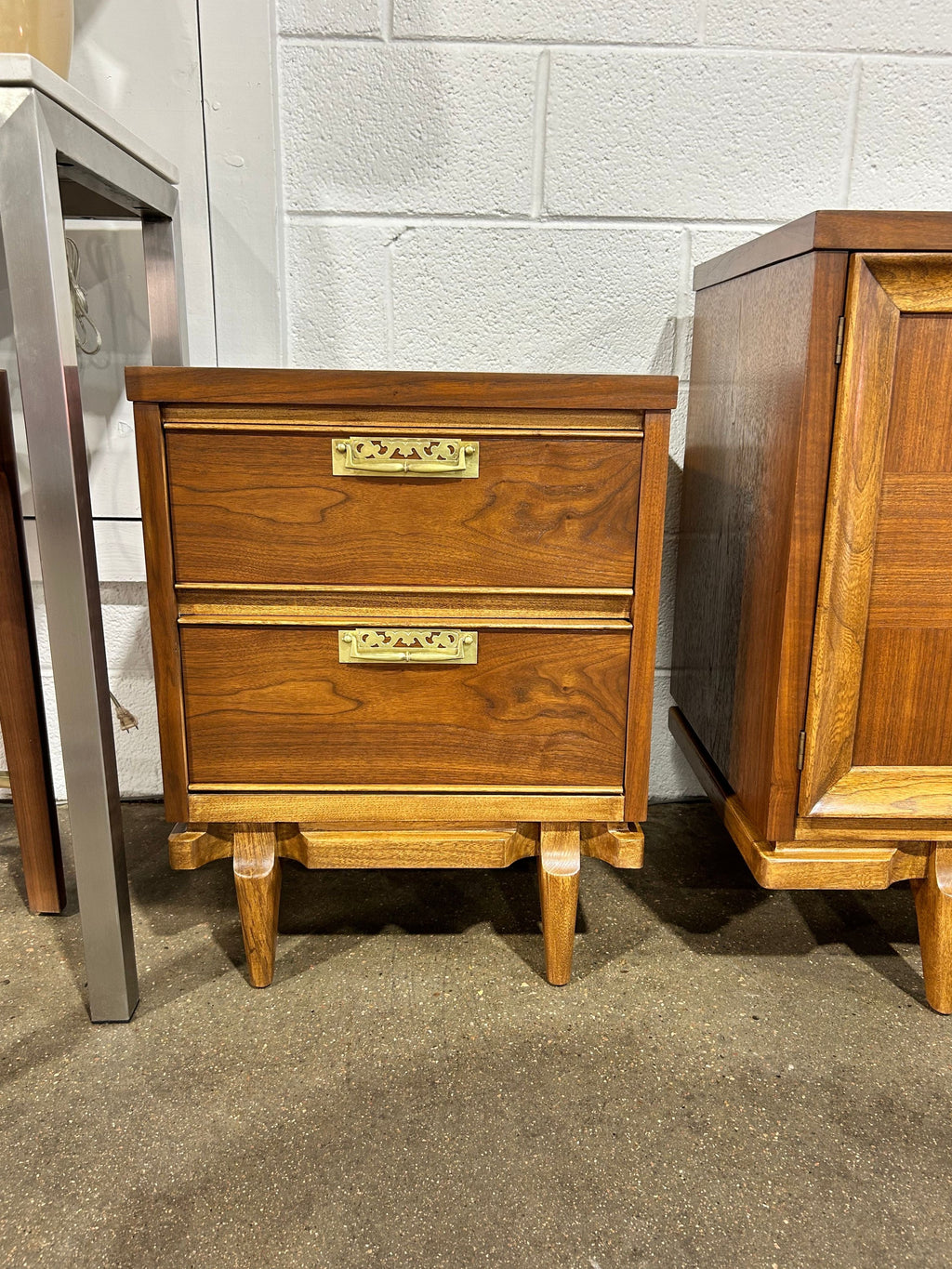 United furniture nightstands pair - Image 3