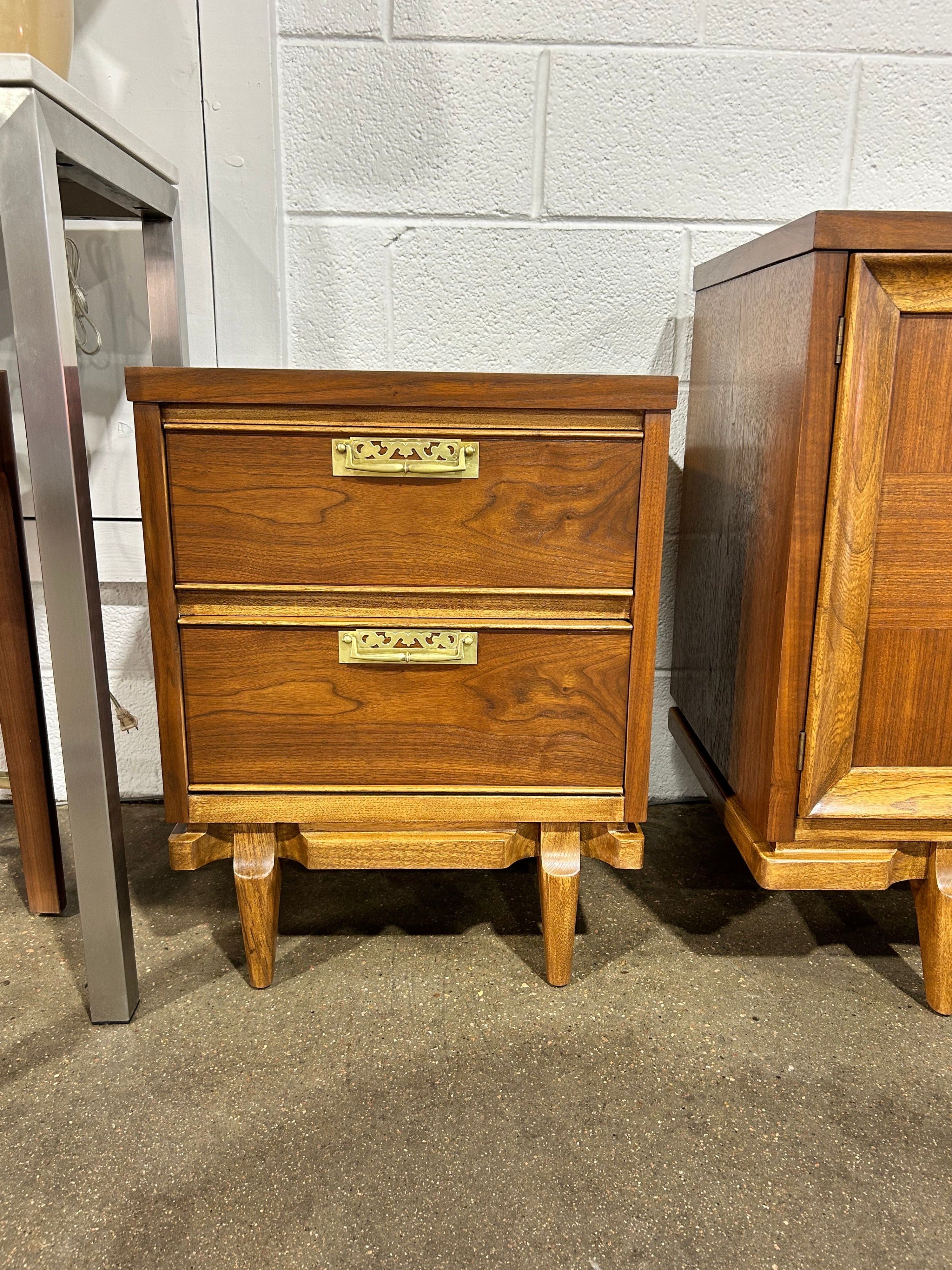 United furniture nightstands pair - Image 3
