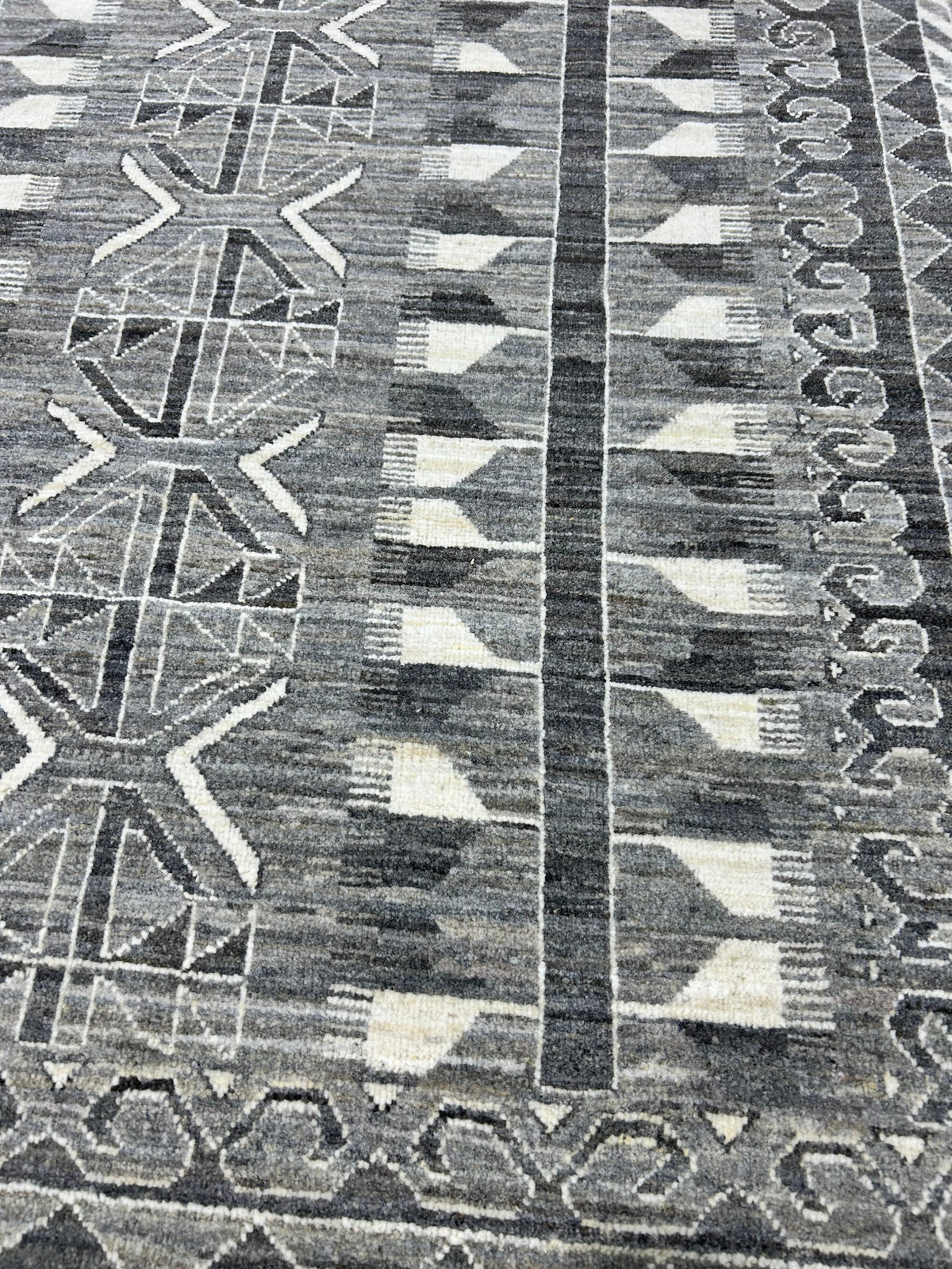 Suhad Hand-Knotted Area Rug 9'x12' - Image 3