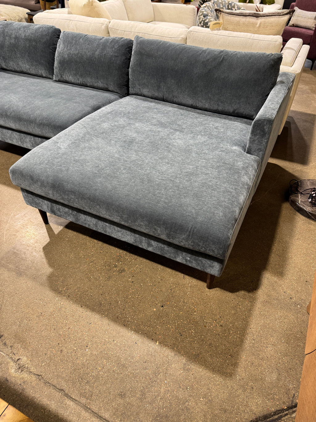Lucerne Sectional w/ Extra-Wide Chaise - Image 5