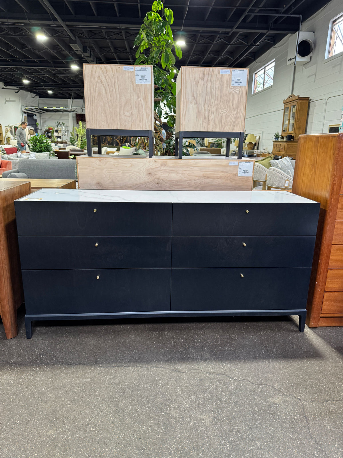 Hemrik 6 Drawer dresser - Image 2
