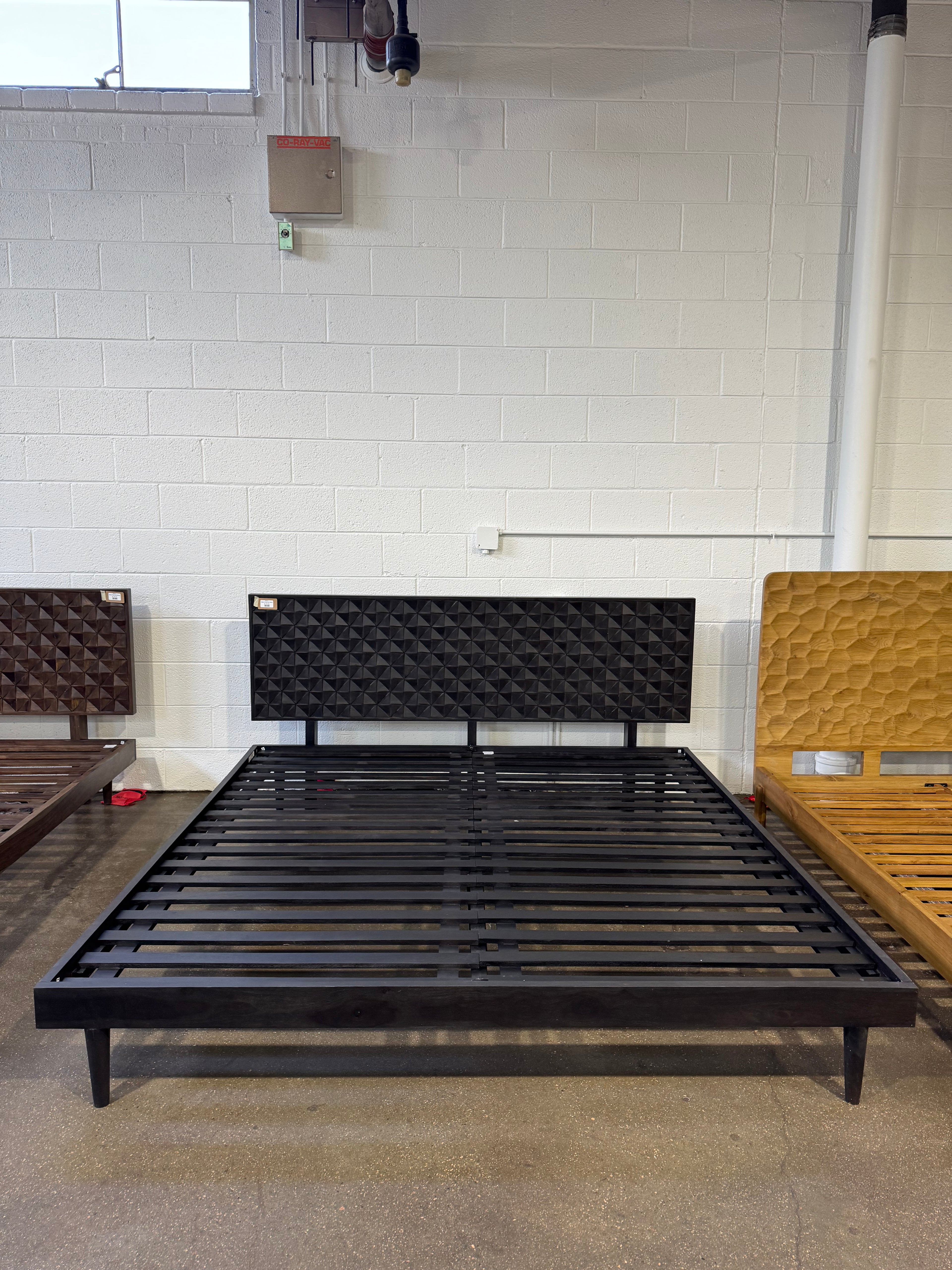 Moe's Pablo King Bed Black