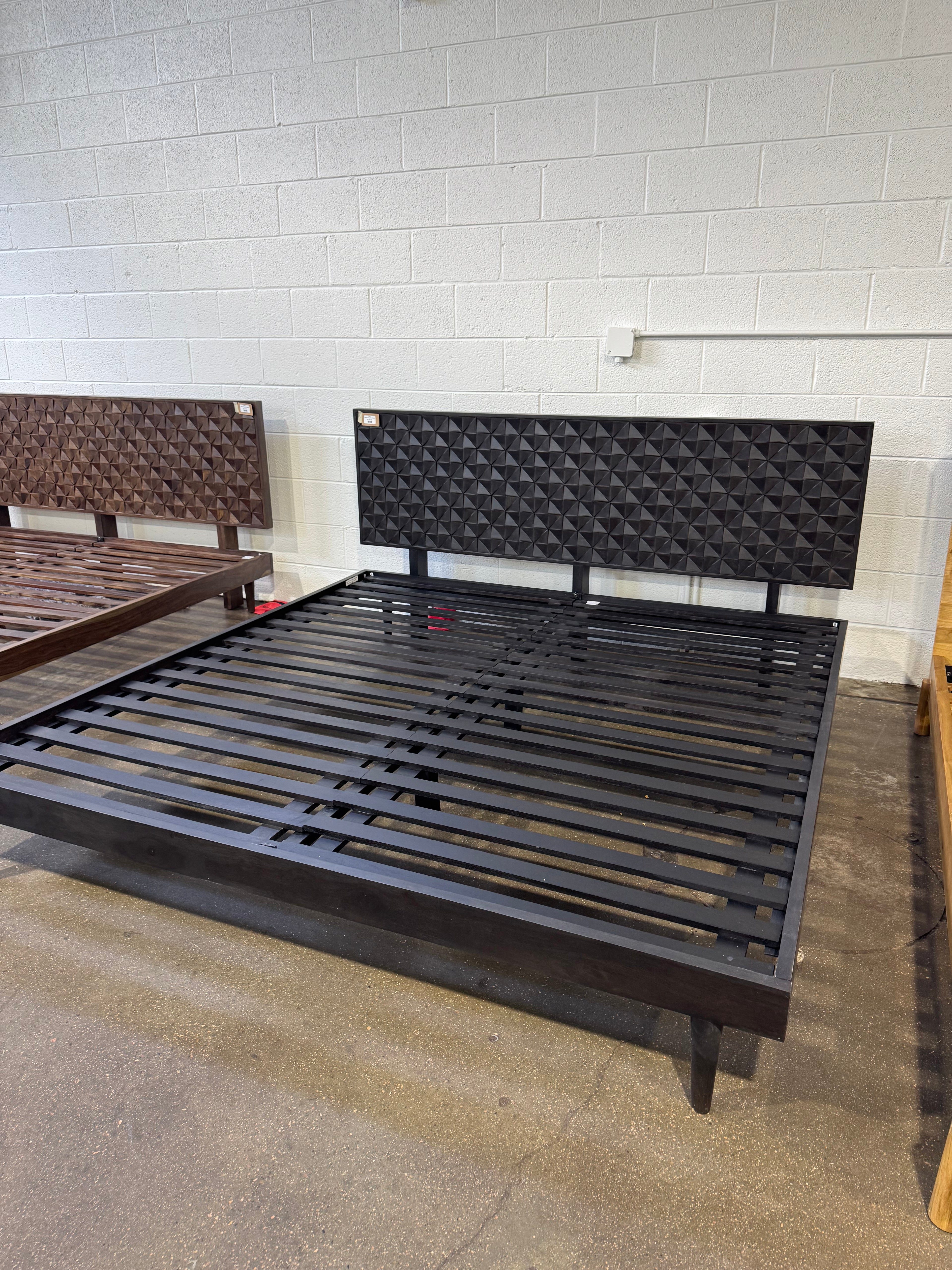 Moe's Pablo King Bed Black
