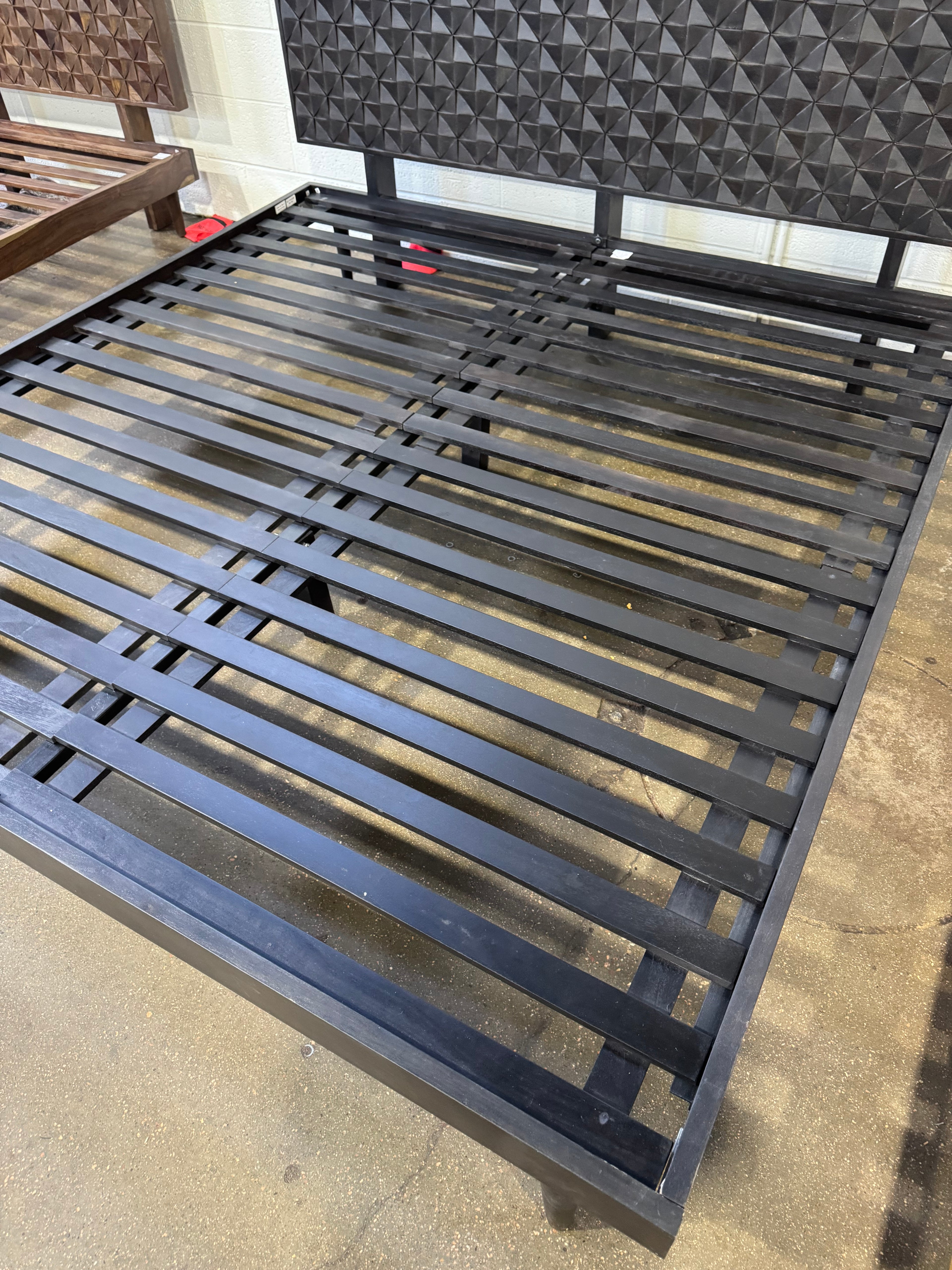 Moe's Pablo King Bed Black