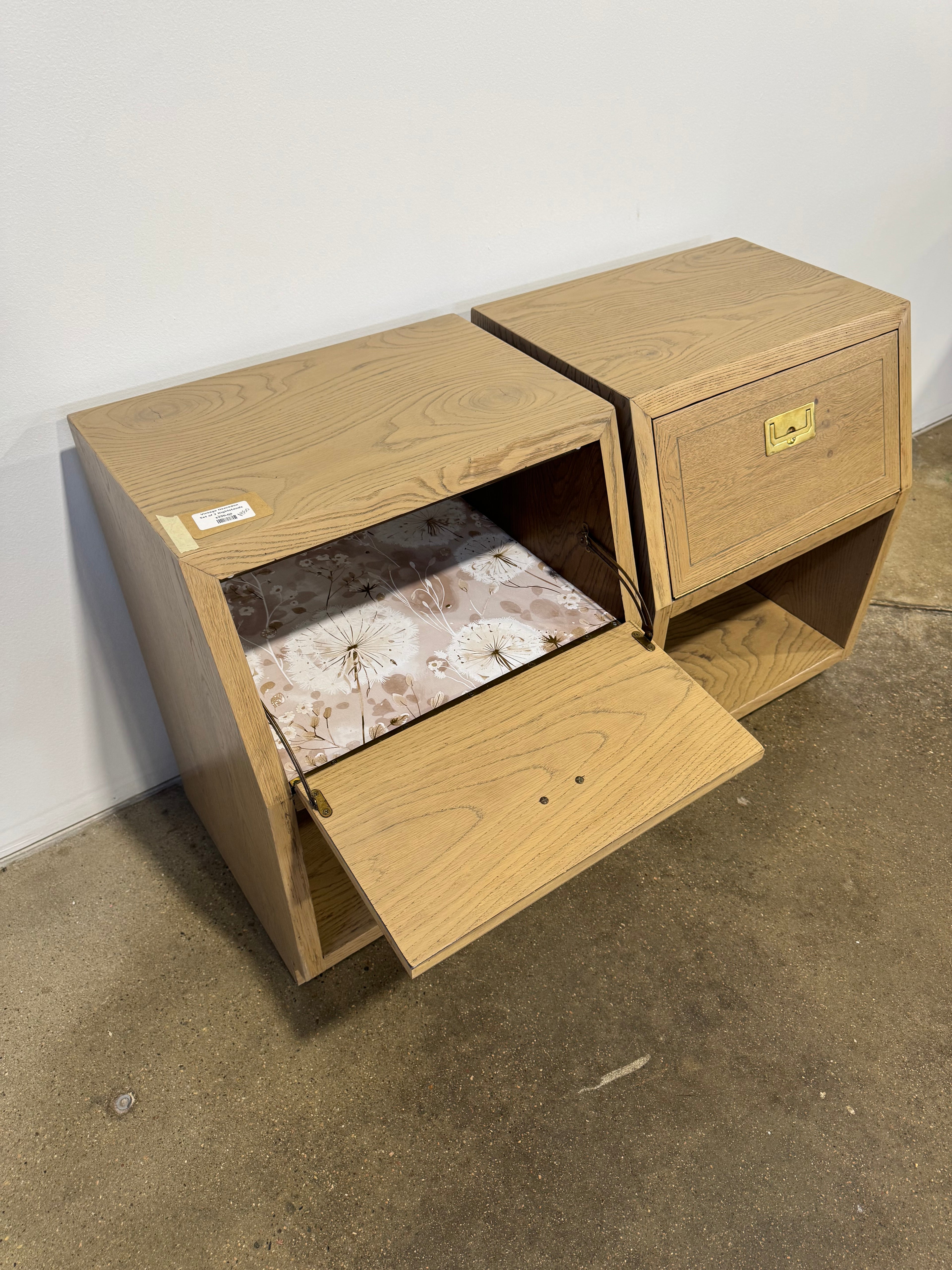 Vintage Henredon Set of 2 Nightstands