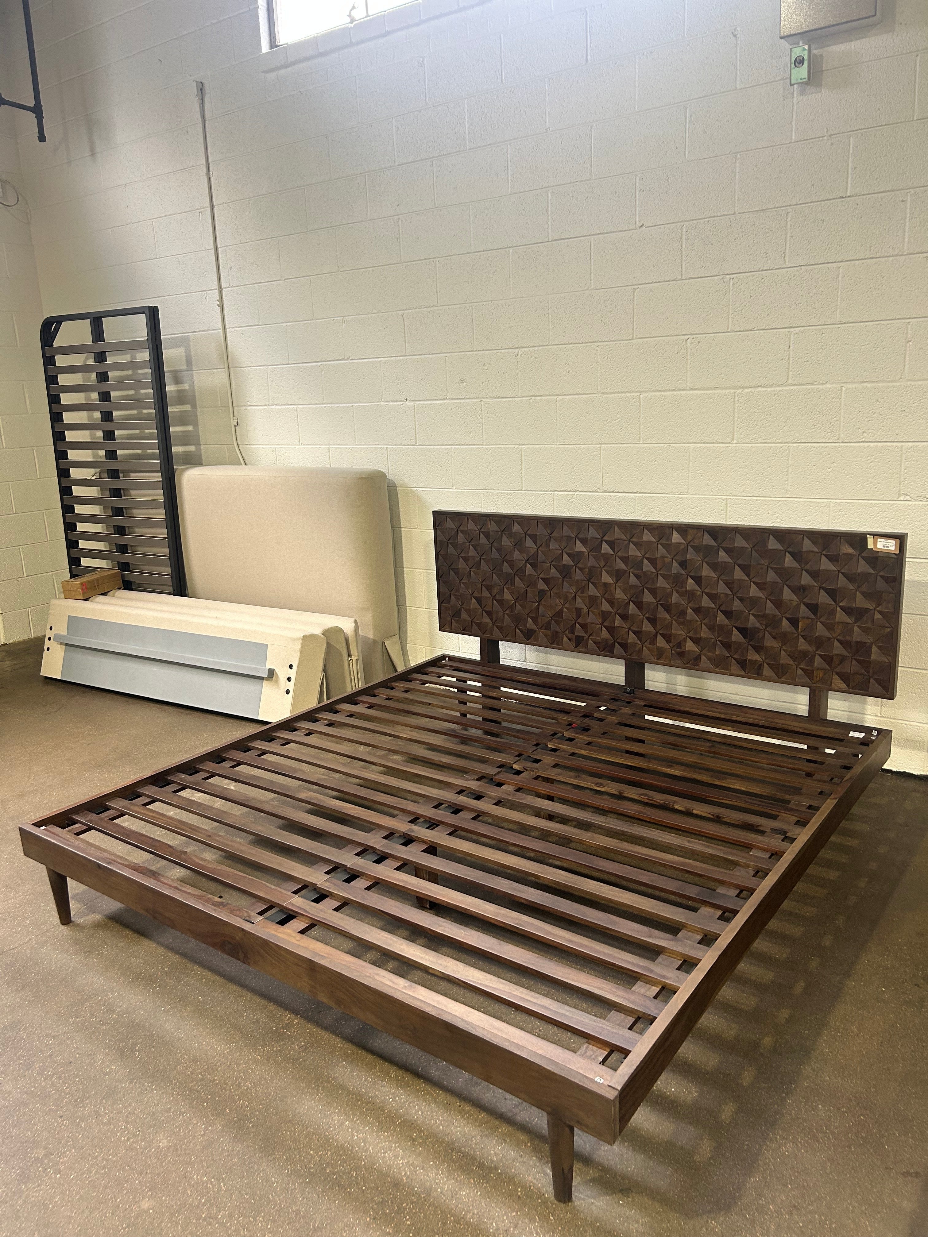 Moe's Pablo King Bed Brown
