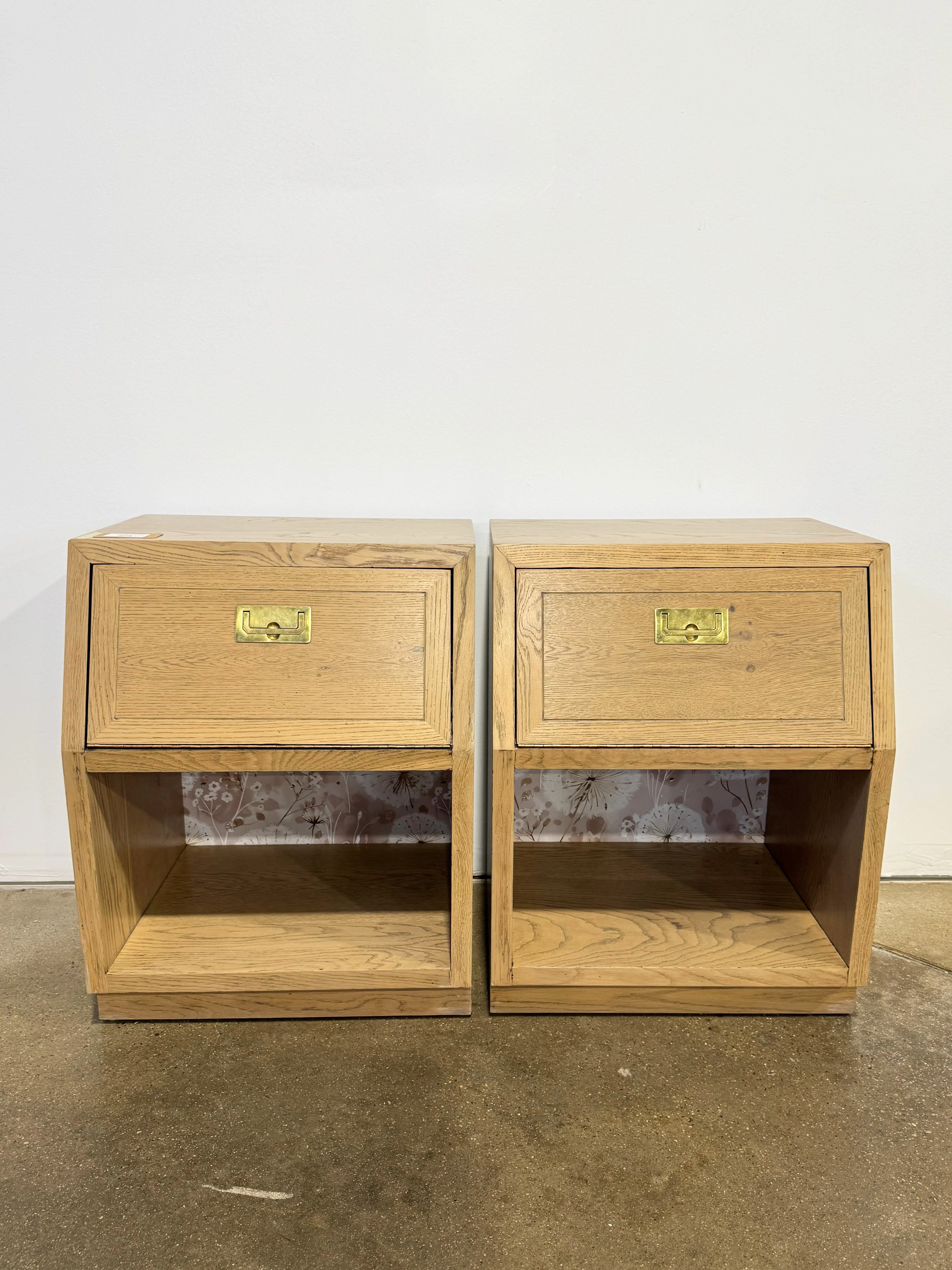 Vintage Henredon Set of 2 Nightstands